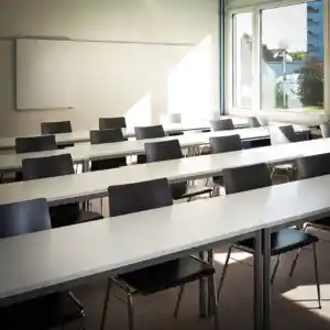 Schulzimmer mit leeren Stühlen