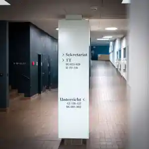 Eingangssäule HFGS mit Beschriftungen